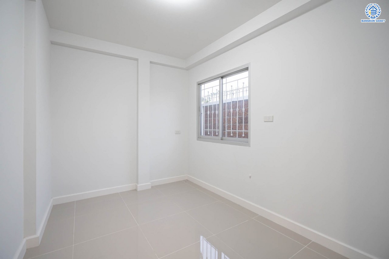 บ้านมือสองตกแต่งใหม่ โครงการ ศุภาลัยวิลล์ วงแหวน-รัตนาธิเบศร์ เนื้อที่กว้างขวางถึง 57 ตร.ว. ฟังก์ชัน 3 ห้องนอน 2 ห้องน้ำ 1 ห้องอเนกประสงค์ 2 ที่จอดรถ ตอบโจทย์ทุกการเข้าอยู่ บนทำเลเดินทางสะดวก เชื่อมต่อถนนหลายเส้นทาง เพียง 15 นาทีก็ถึงรถไฟฟ้าสายสีม่วง "สถานีคลองบางไผ่" ใกล้ทางด่วน "กาญจนาภิเษก"